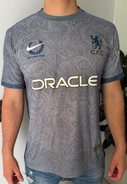 Camiseta Chelsea FC x Fred Perry Gris – Edición Especial