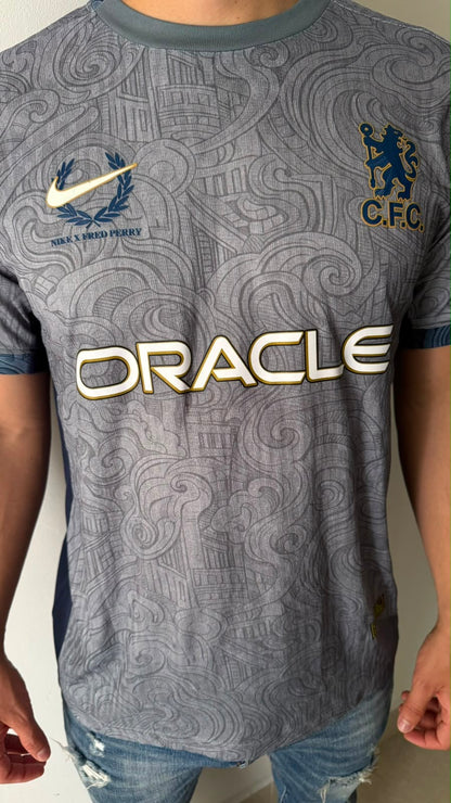Camiseta Chelsea FC x Fred Perry Gris – Edición Especial